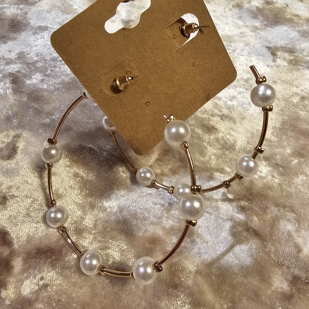 Elegant Gold Pearl Hoop Earrings - Picture 4 of 4